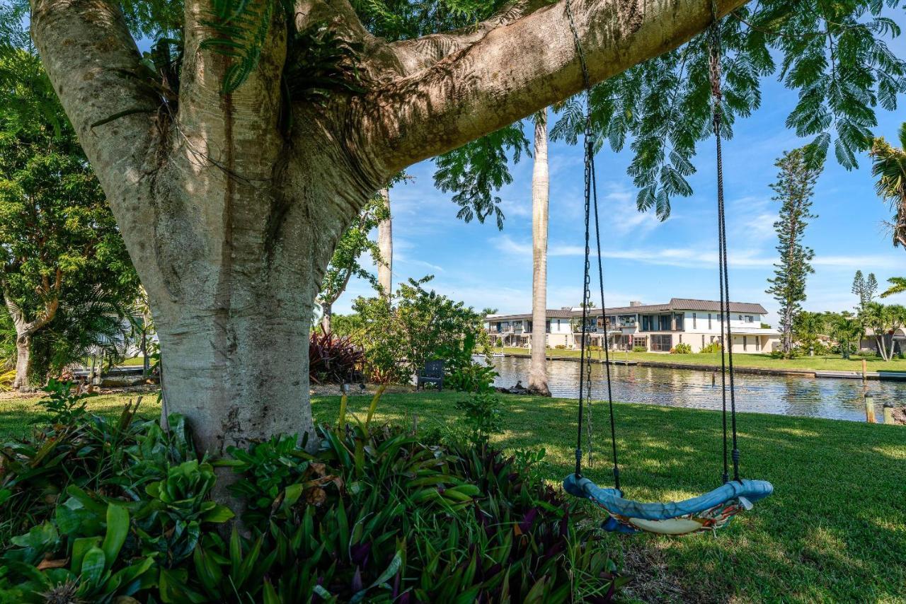 Waterfront! Oversize Corner Yard, Dock W/lift, Hot Tub & Pool - Tropical Calusa - Roelens *
