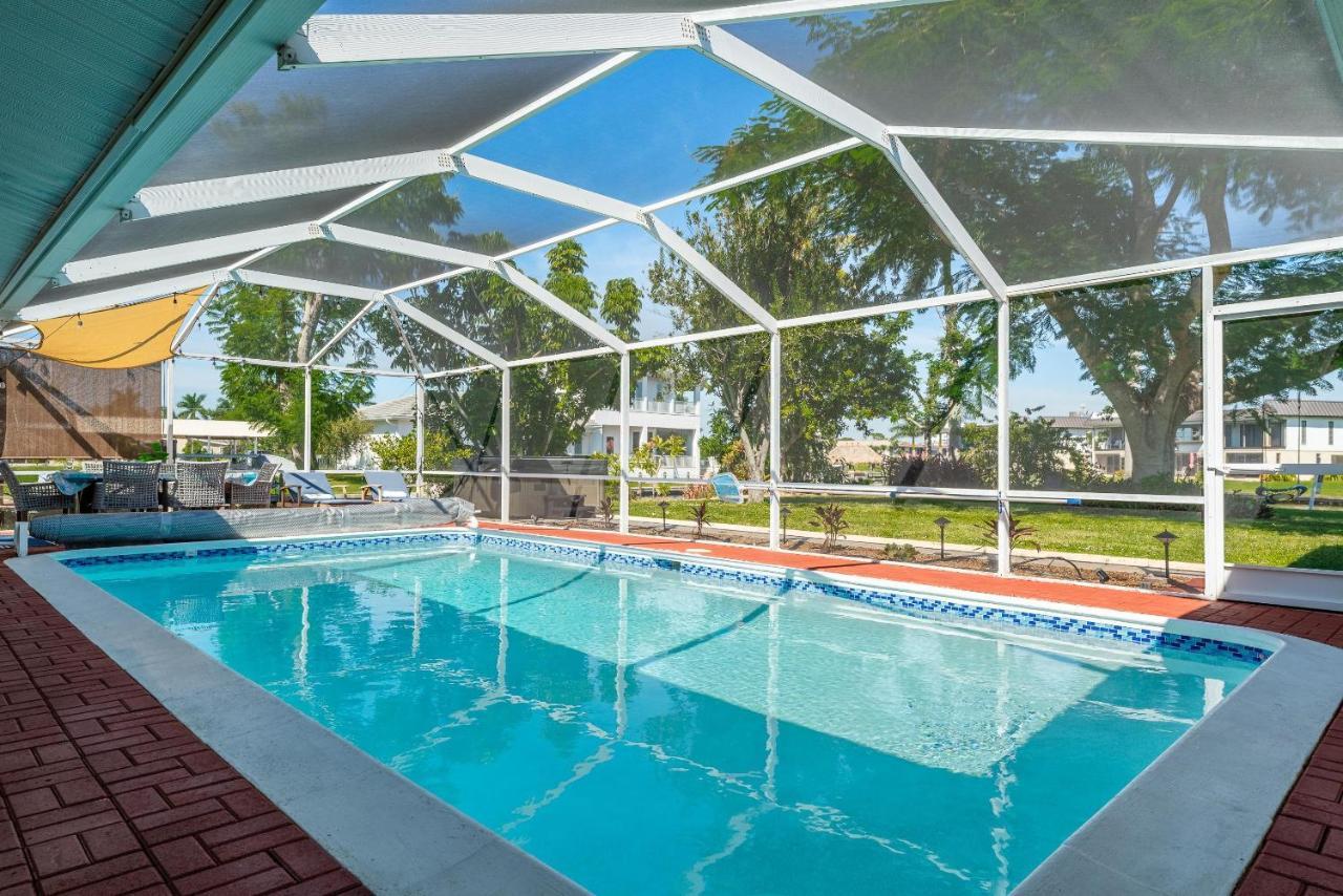 Waterfront! Oversize Corner Yard, Dock W/lift, Hot Tub & Pool - Tropical Calusa - Roelens Holiday home *