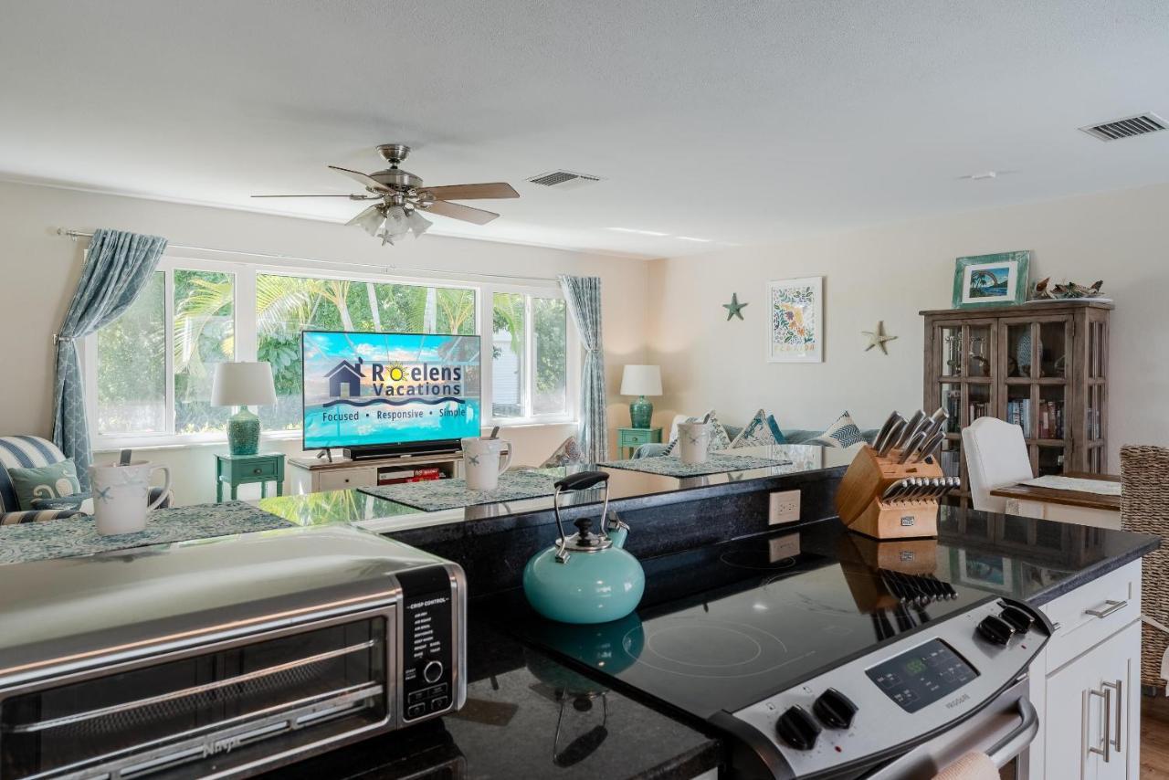 Waterfront! Oversize Corner Yard, Dock W/lift, Hot Tub & Pool - Tropical Calusa - Roelens