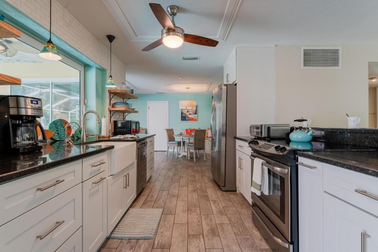 Waterfront! Oversize Corner Yard, Dock W/lift, Hot Tub & Pool - Tropical Calusa - Roelens Cape Coral