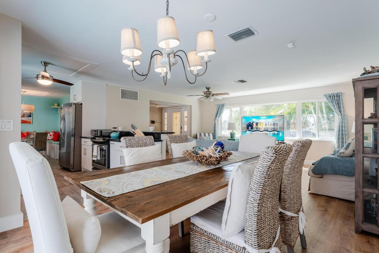 Holiday home Waterfront! Oversize Corner Yard, Dock W/lift, Hot Tub & Pool - Tropical Calusa - Roelens