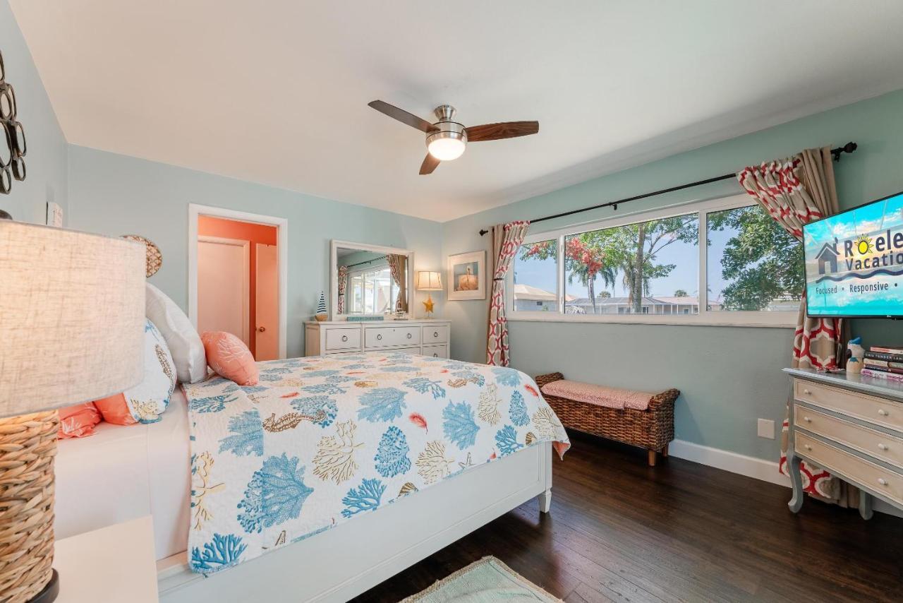 Waterfront! Oversize Corner Yard, Dock W/lift, Hot Tub & Pool - Tropical Calusa - Roelens Cape Coral