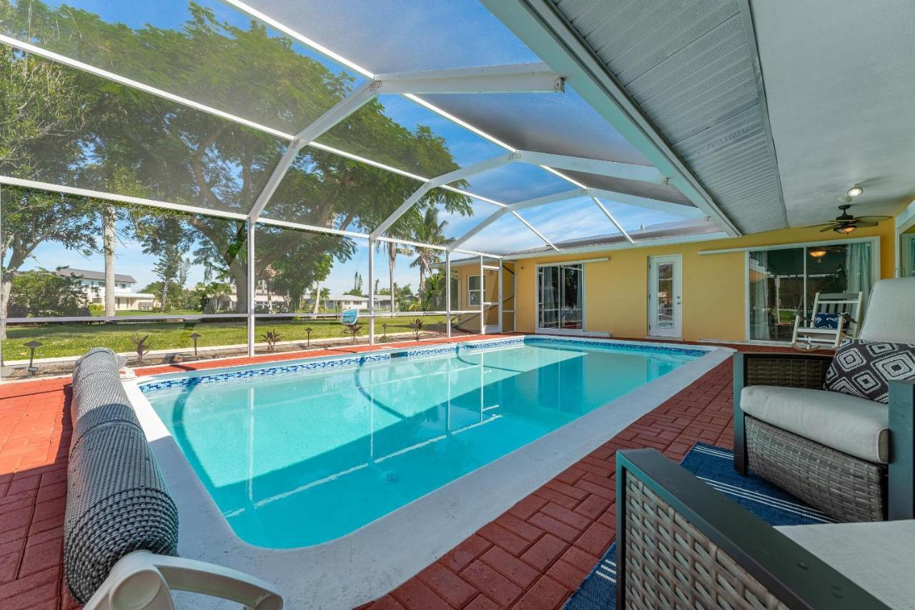 Holiday home Waterfront! Oversize Corner Yard, Dock W/lift, Hot Tub & Pool - Tropical Calusa - Roelens