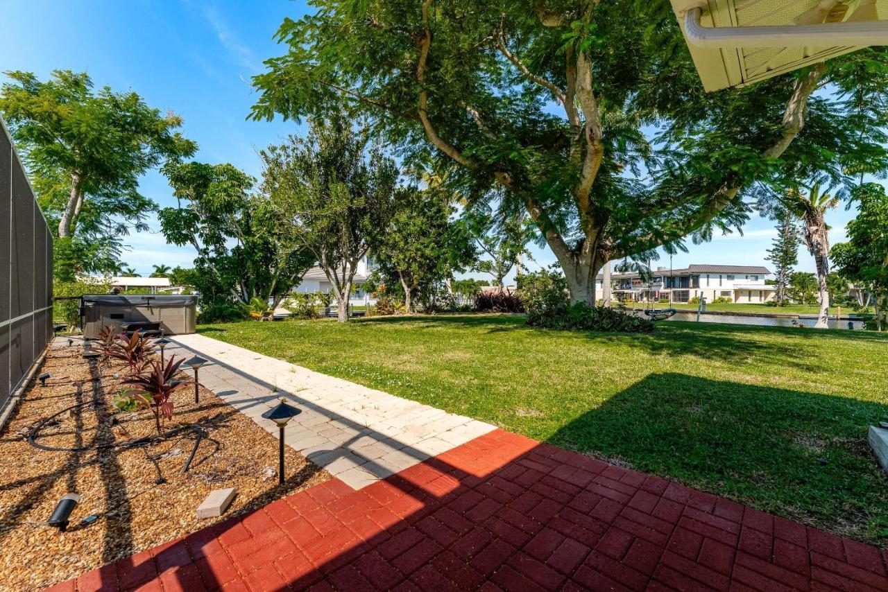 Waterfront! Oversize Corner Yard, Dock W/lift, Hot Tub & Pool - Tropical Calusa - Roelens *