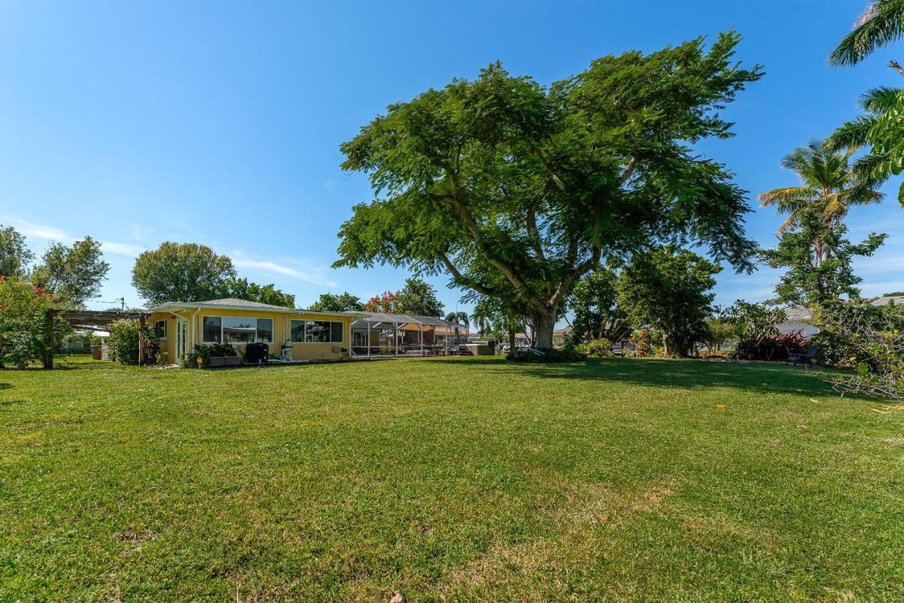 Waterfront! Oversize Corner Yard, Dock W/lift, Hot Tub & Pool - Tropical Calusa - Roelens