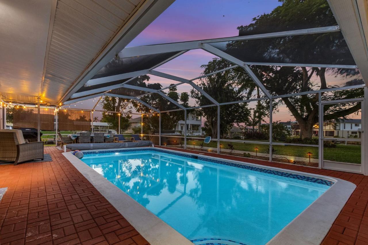 Holiday home Waterfront! Oversize Corner Yard, Dock W/lift, Hot Tub & Pool - Tropical Calusa - Roelens