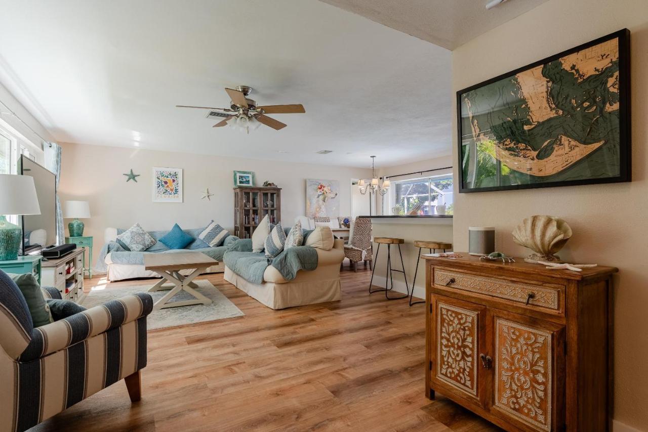 Holiday home Waterfront! Oversize Corner Yard, Dock W/lift, Hot Tub & Pool - Tropical Calusa - Roelens *