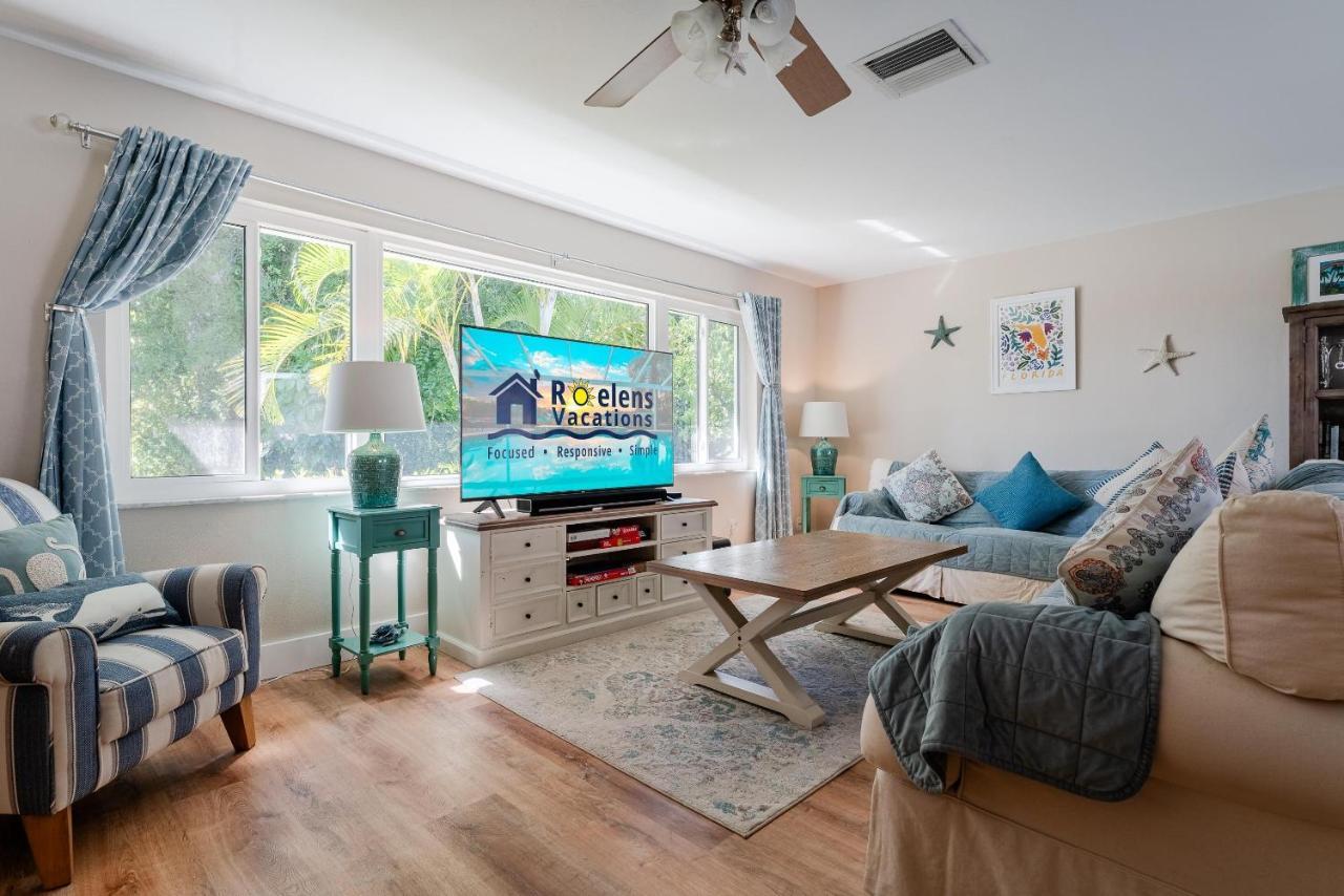Holiday home Waterfront! Oversize Corner Yard, Dock W/lift, Hot Tub & Pool - Tropical Calusa - Roelens Cape Coral