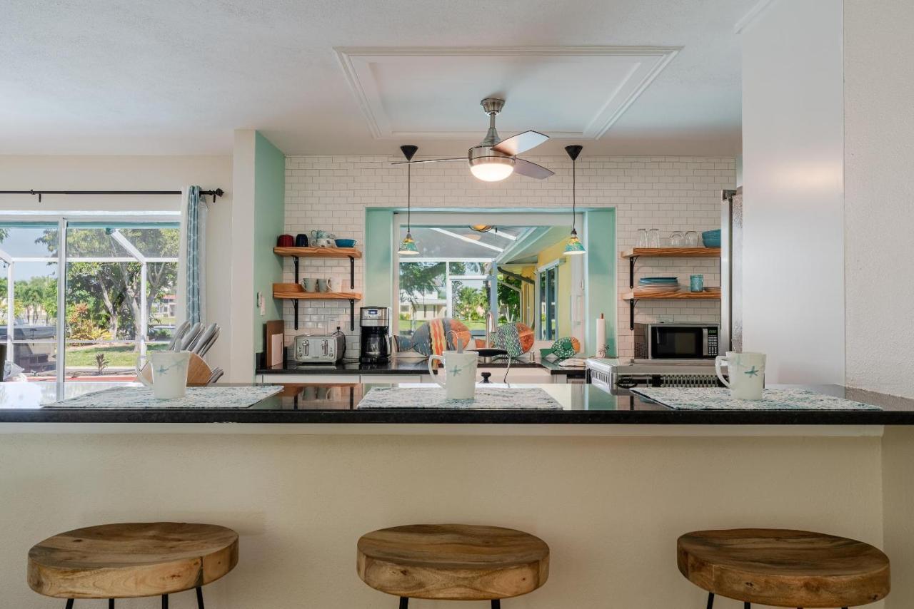 Waterfront! Oversize Corner Yard, Dock W/lift, Hot Tub & Pool - Tropical Calusa - Roelens