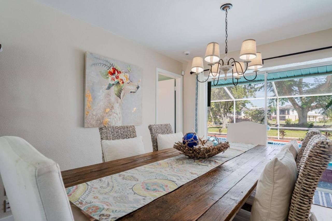 Holiday home Waterfront! Oversize Corner Yard, Dock W/lift, Hot Tub & Pool - Tropical Calusa - Roelens *