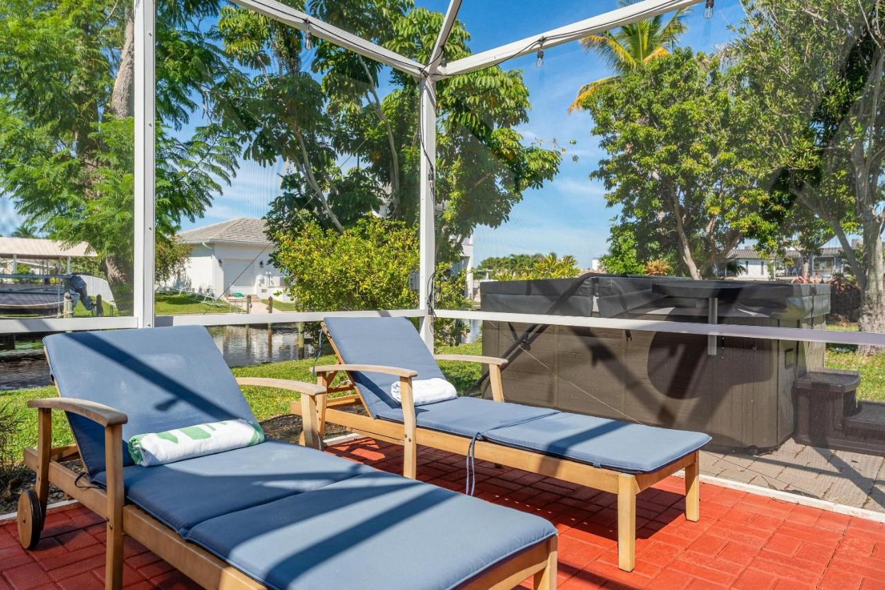 Waterfront! Oversize Corner Yard, Dock W/lift, Hot Tub & Pool - Tropical Calusa - Roelens * Cape Coral
