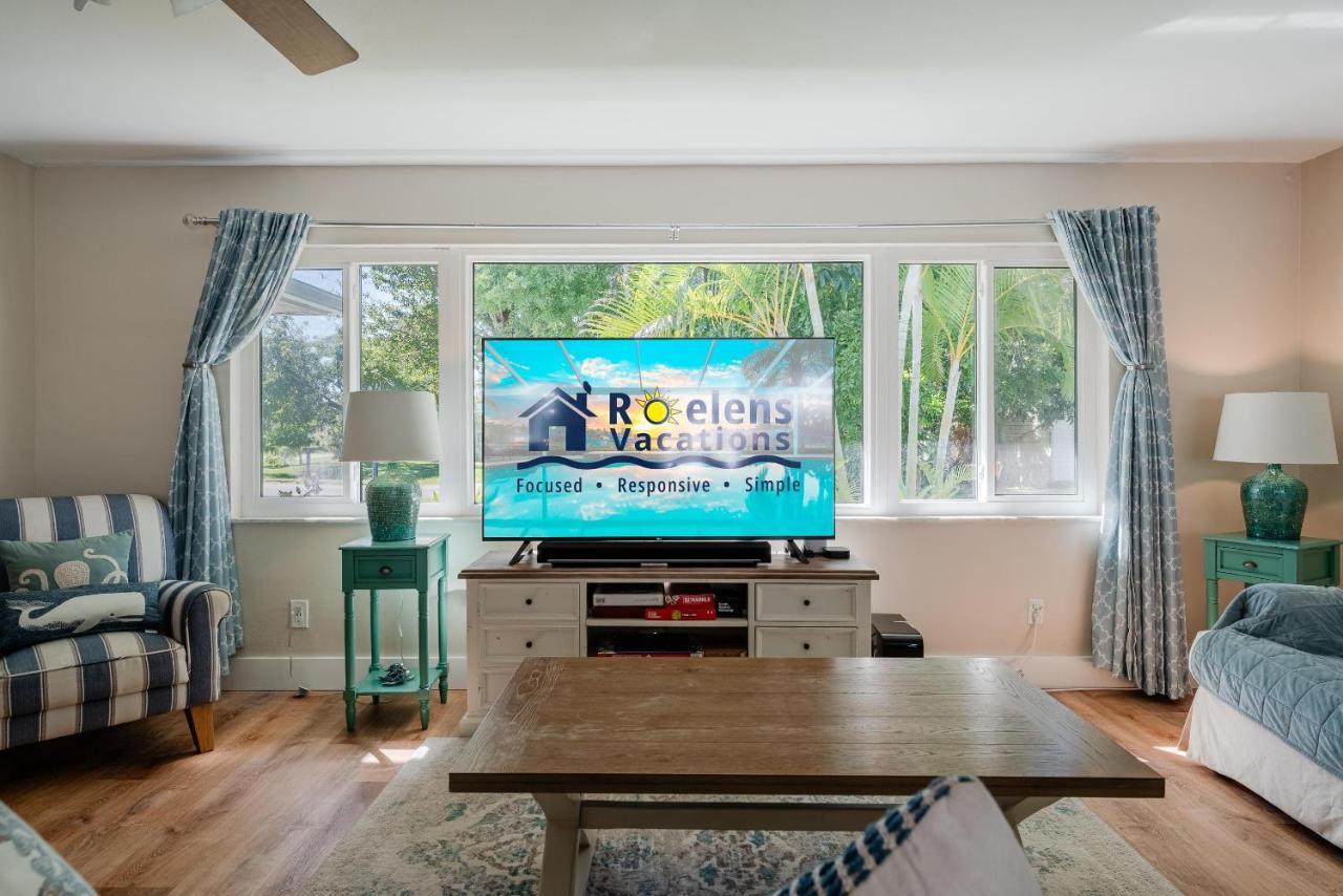 Waterfront! Oversize Corner Yard, Dock W/lift, Hot Tub & Pool - Tropical Calusa - Roelens