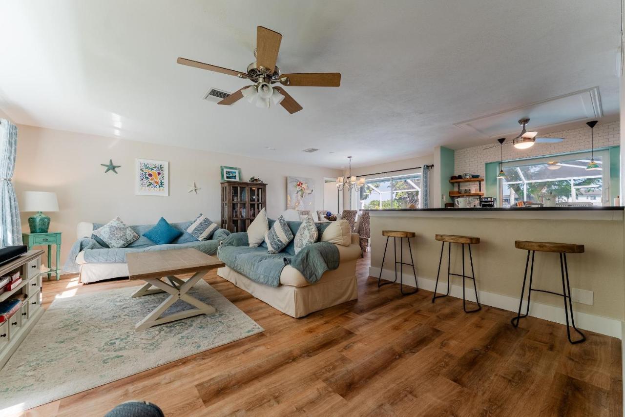 Waterfront! Oversize Corner Yard, Dock W/lift, Hot Tub & Pool - Tropical Calusa - Roelens Cape Coral