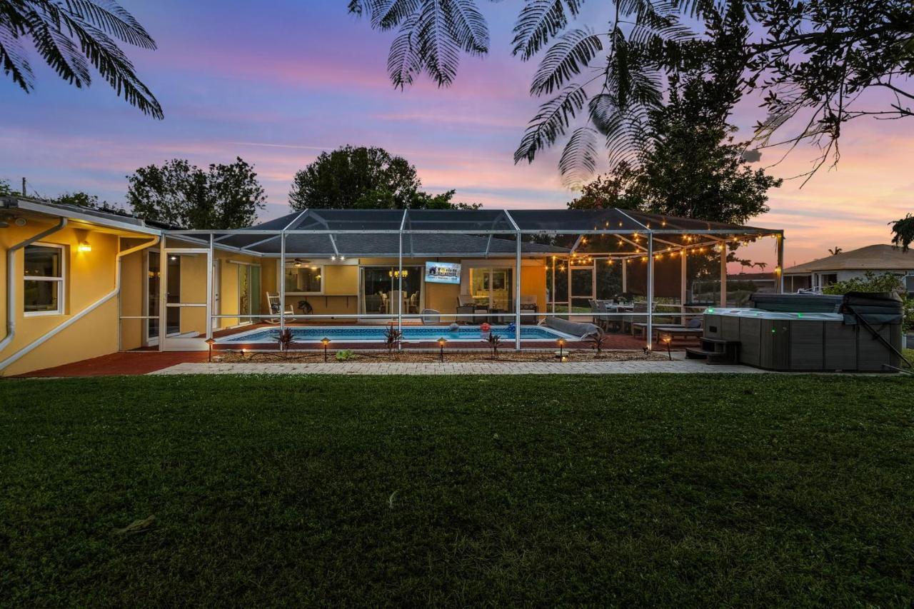 Waterfront! Oversize Corner Yard, Dock W/lift, Hot Tub & Pool - Tropical Calusa - Roelens Holiday home *