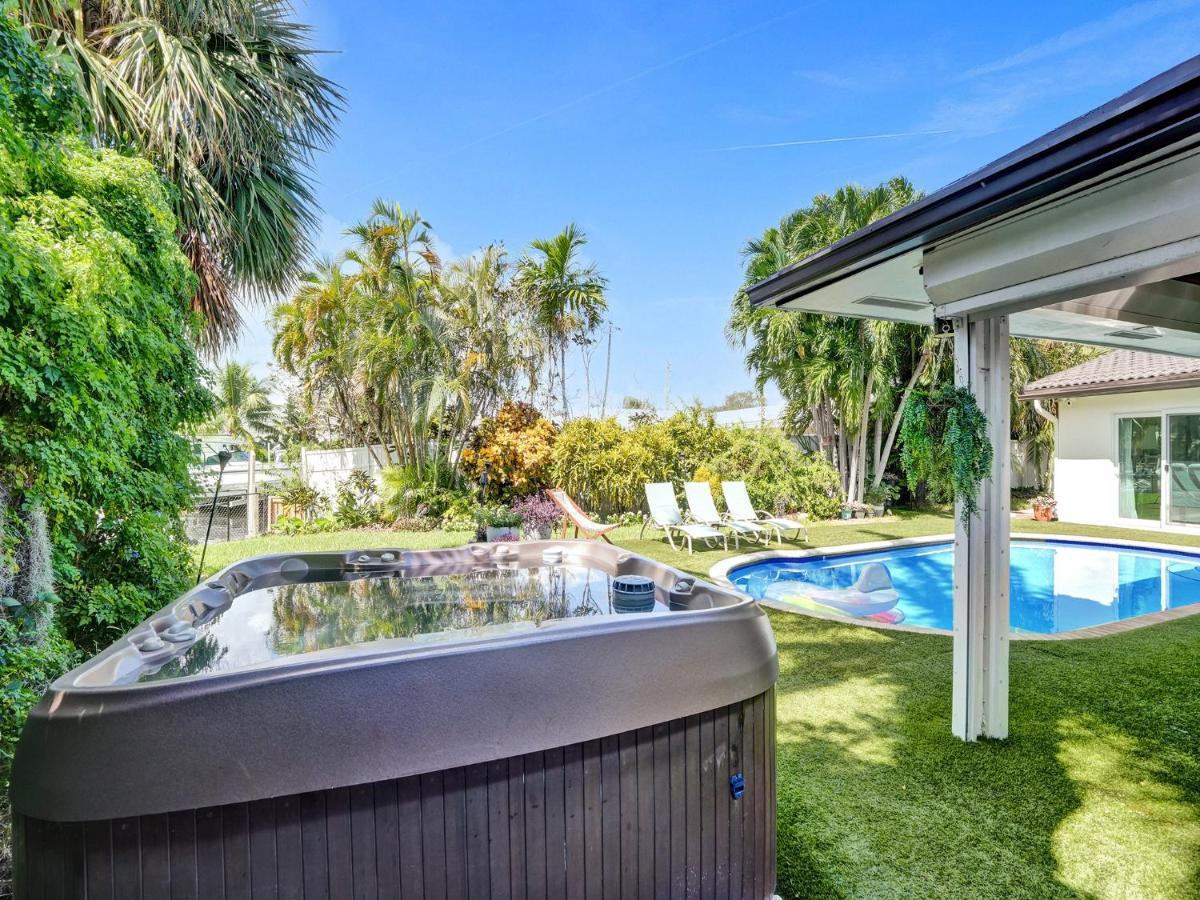 Amazing 5 Bed House W Pool, Jacuzzi And Your Own Boat