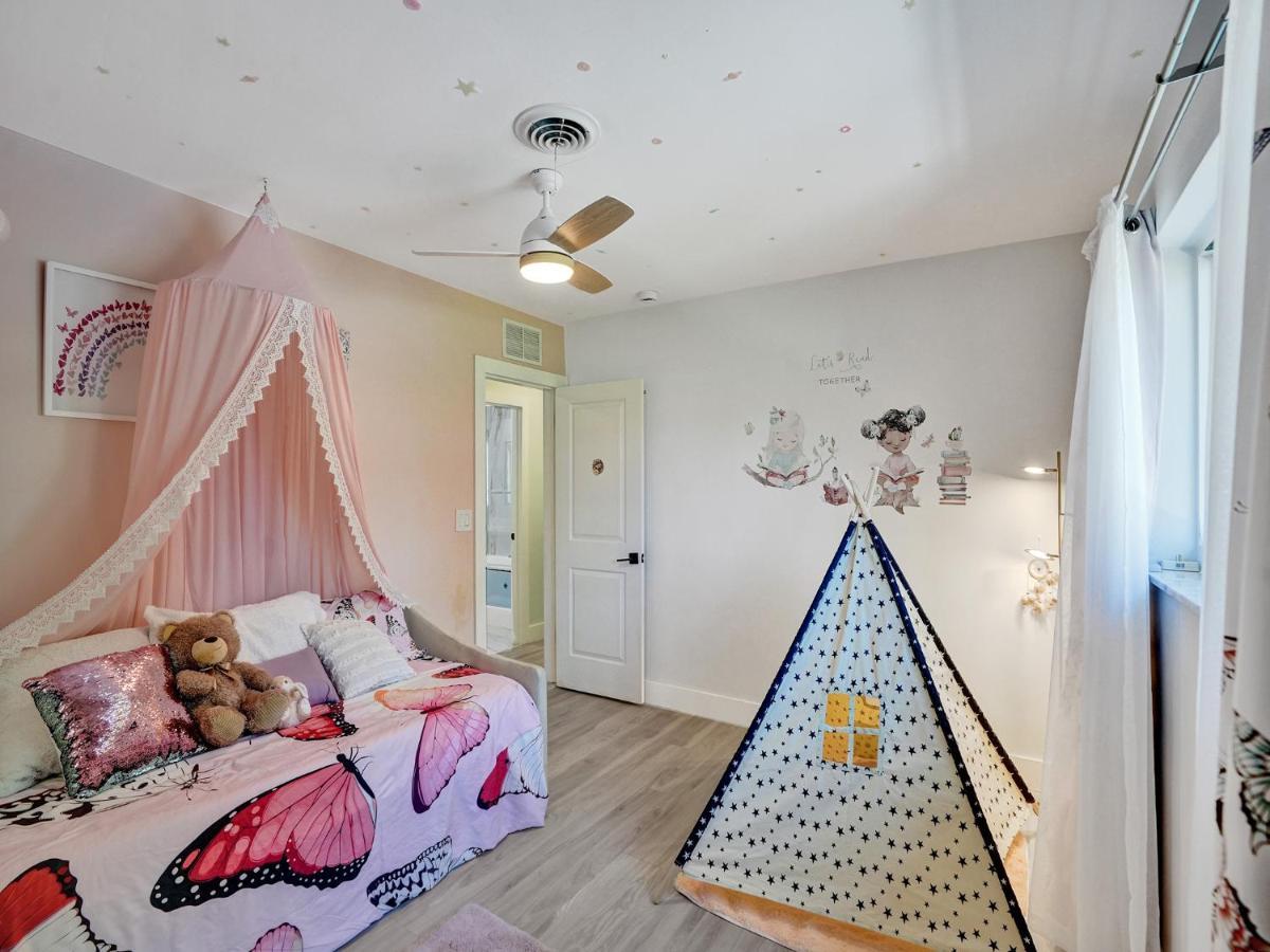 Holiday home Amazing 5 Bed House W Pool, Jacuzzi And Your Own Boat Lighthouse Point