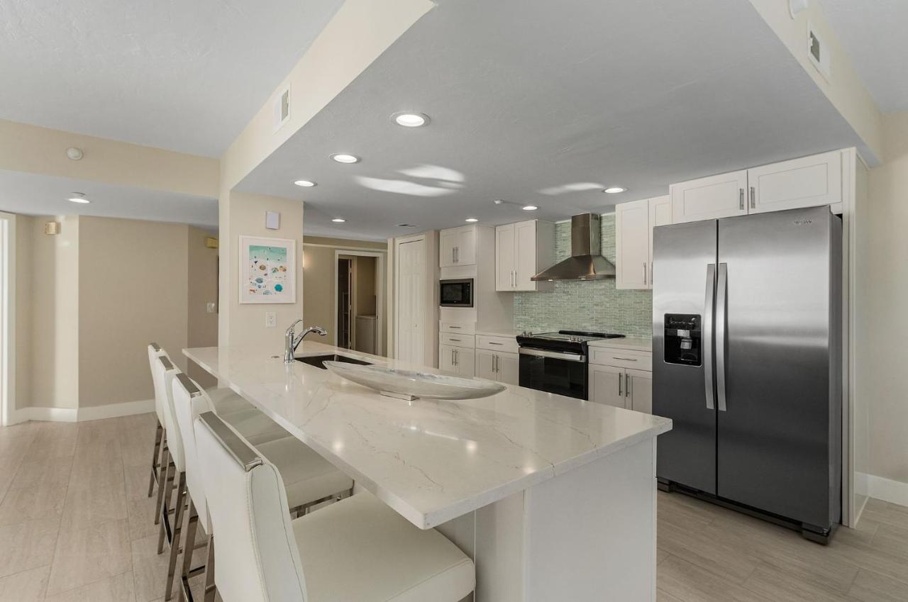 50 Shades Of White - Gullwing #805 - 6620 Estero Blvd