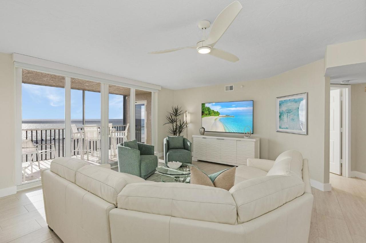 50 Shades Of White - Gullwing #805 - 6620 Estero Blvd *