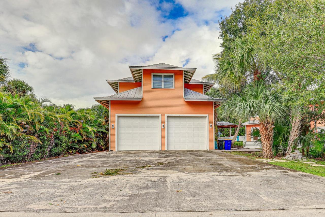 Palm With Decks And Florida - Near Golf Stuart