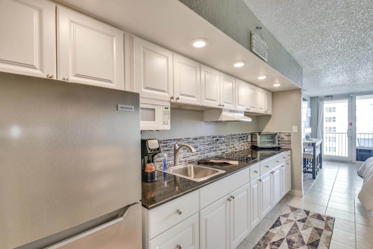 Breezy Daytona With Balcony And Views! Apartment