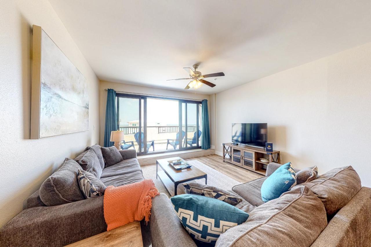 Renovar At The Club Apartment