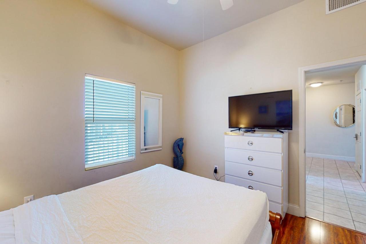 Laketown Wharf 2029 Apartment *