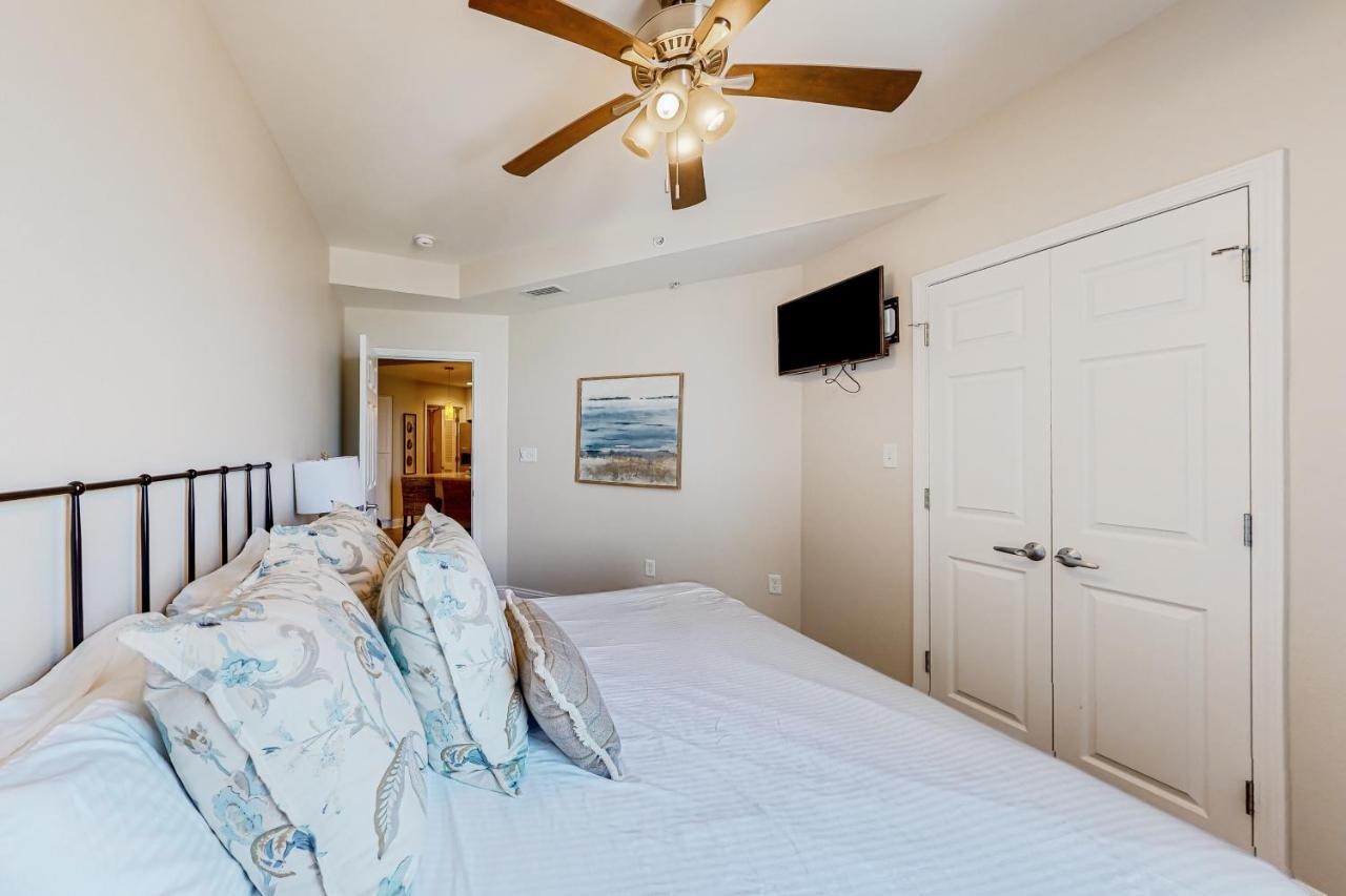 Renovar At The Club Apartment