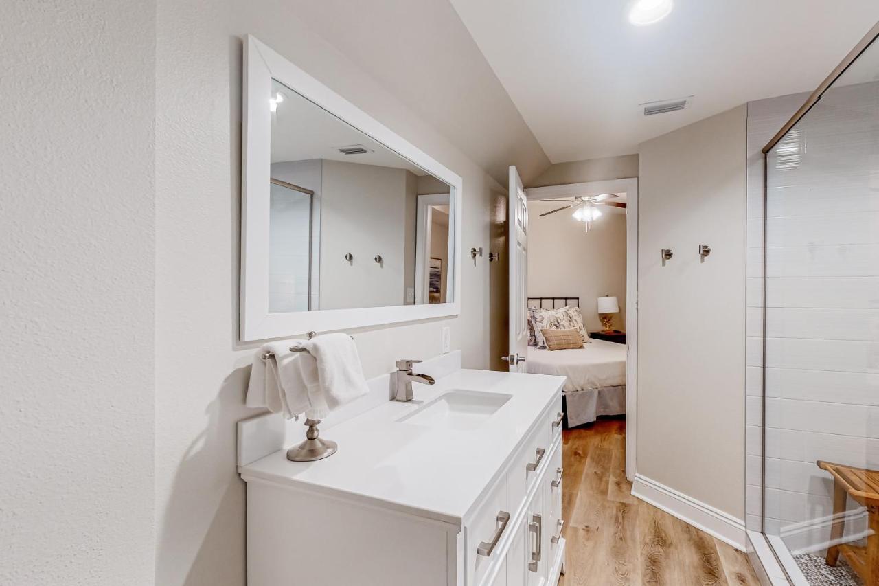 Renovar At The Club Apartment