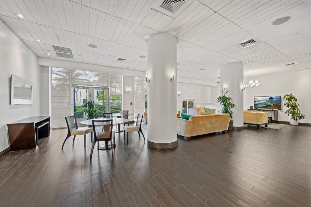 Apartment Beachfront Oasis: Ocean Views & Luxe Amenities