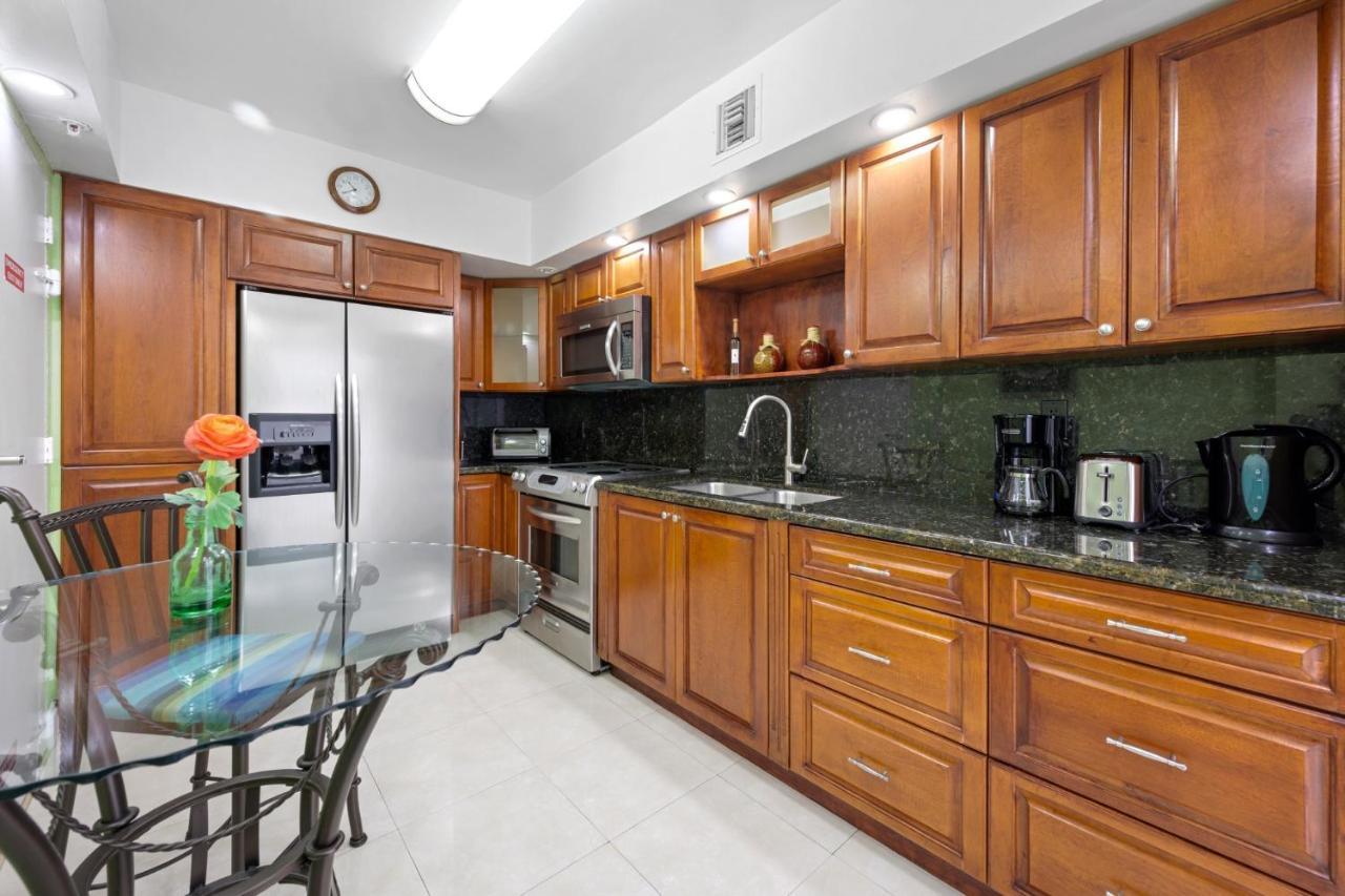 Apartment Beachfront Oasis: Ocean Views & Luxe Amenities *
