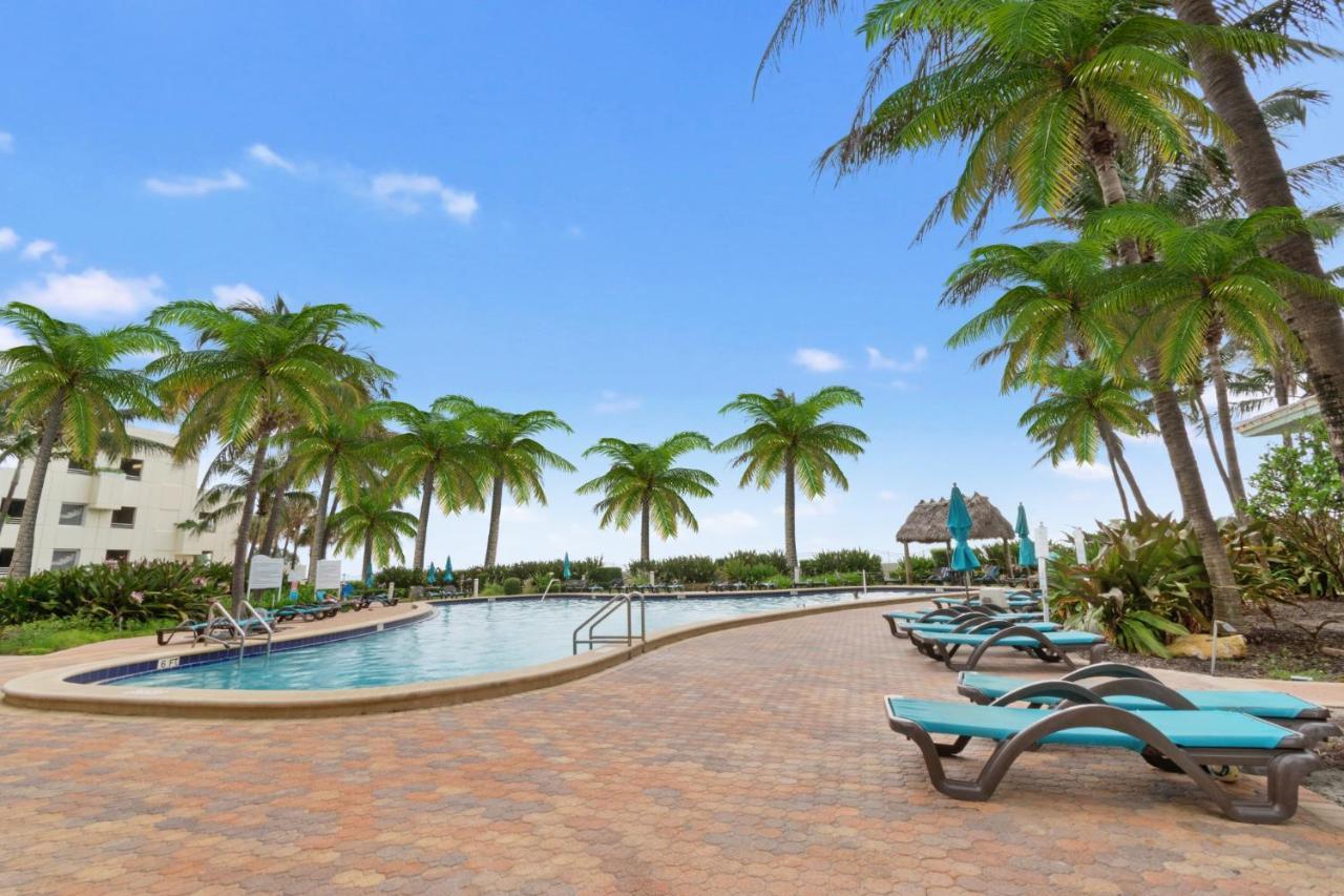 Beachfront Oasis: Ocean Views & Luxe Amenities