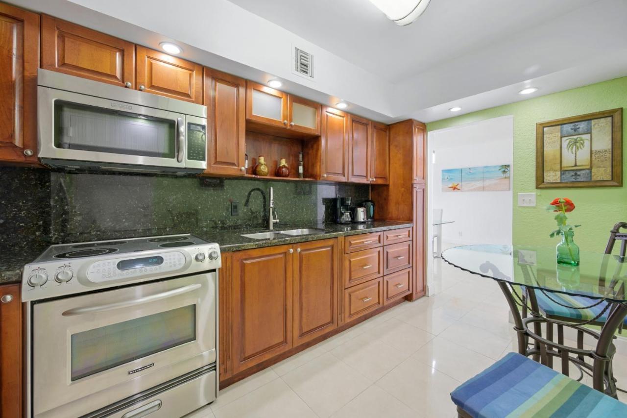 Beachfront Oasis: Ocean Views & Luxe Amenities Apartment Hollywood