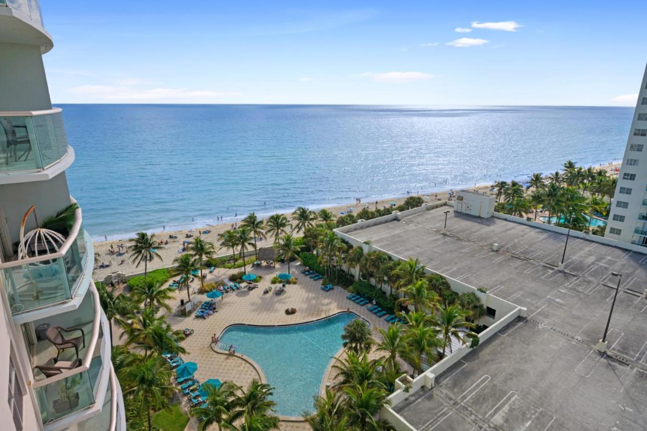 Beachfront Oasis: Ocean Views & Luxe Amenities Apartment