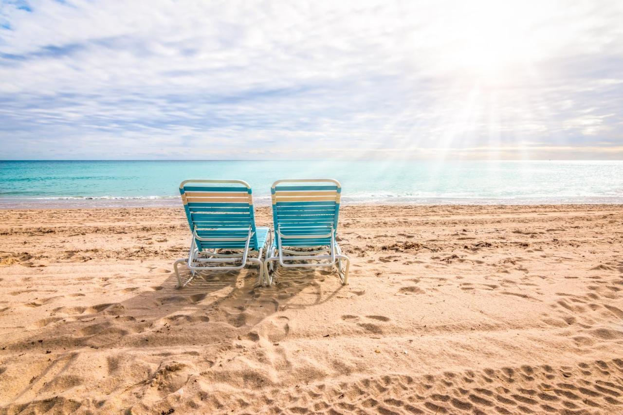 Apartment Beachfront Oasis: Ocean Views & Luxe Amenities Hollywood
