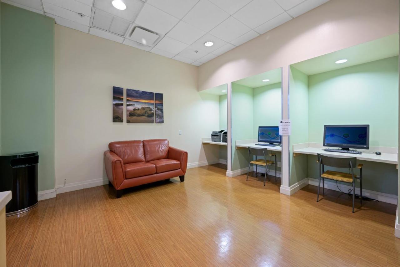 Beachfront Oasis: Ocean Views & Luxe Amenities Apartment *