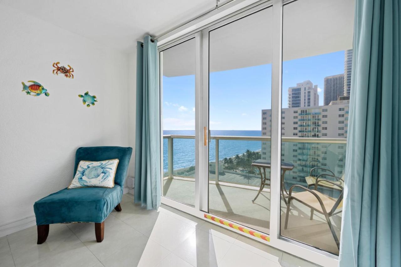 Beachfront Oasis: Ocean Views & Luxe Amenities Apartment Hollywood