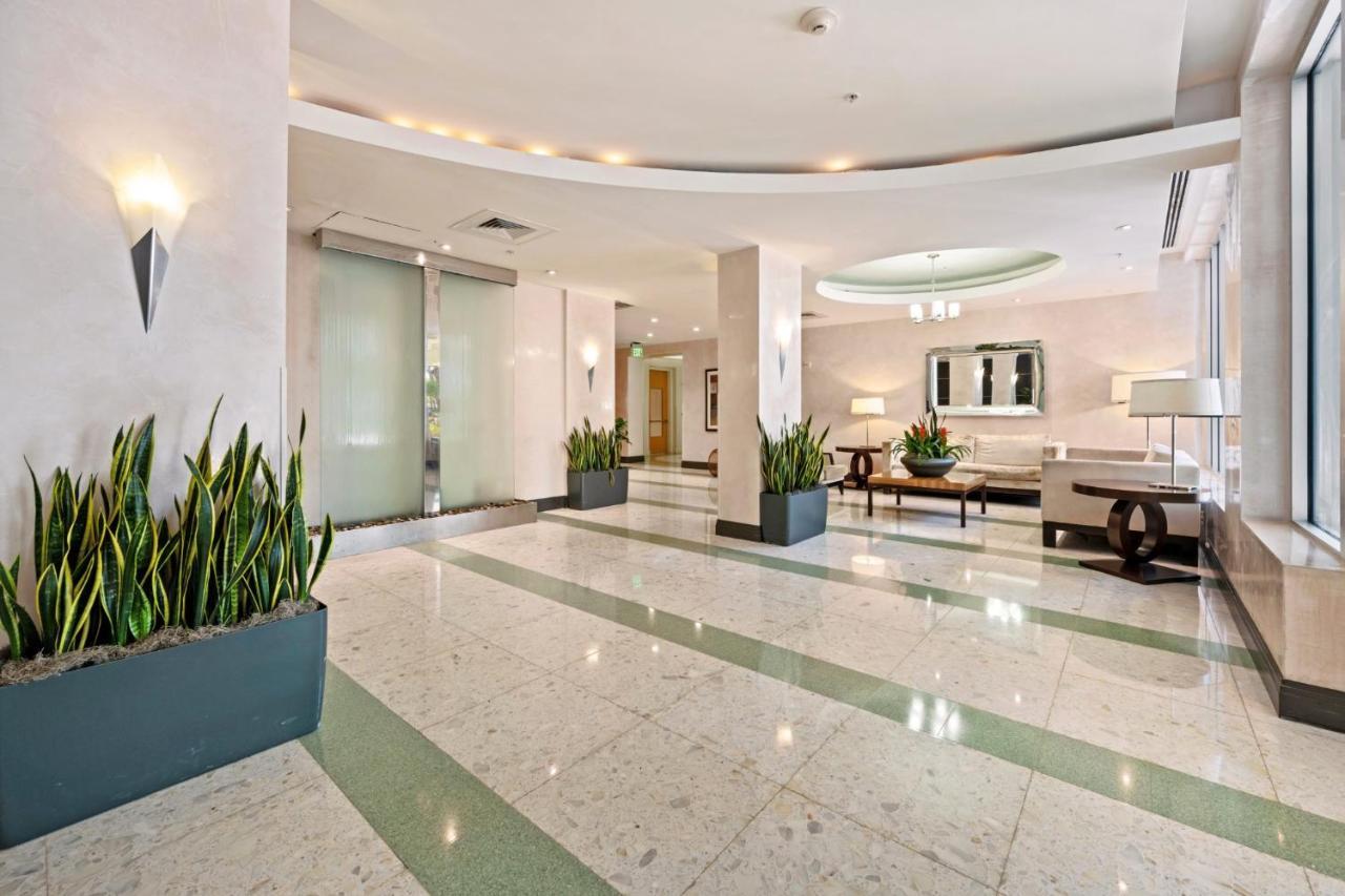 Beachfront Oasis: Ocean Views & Luxe Amenities Apartment