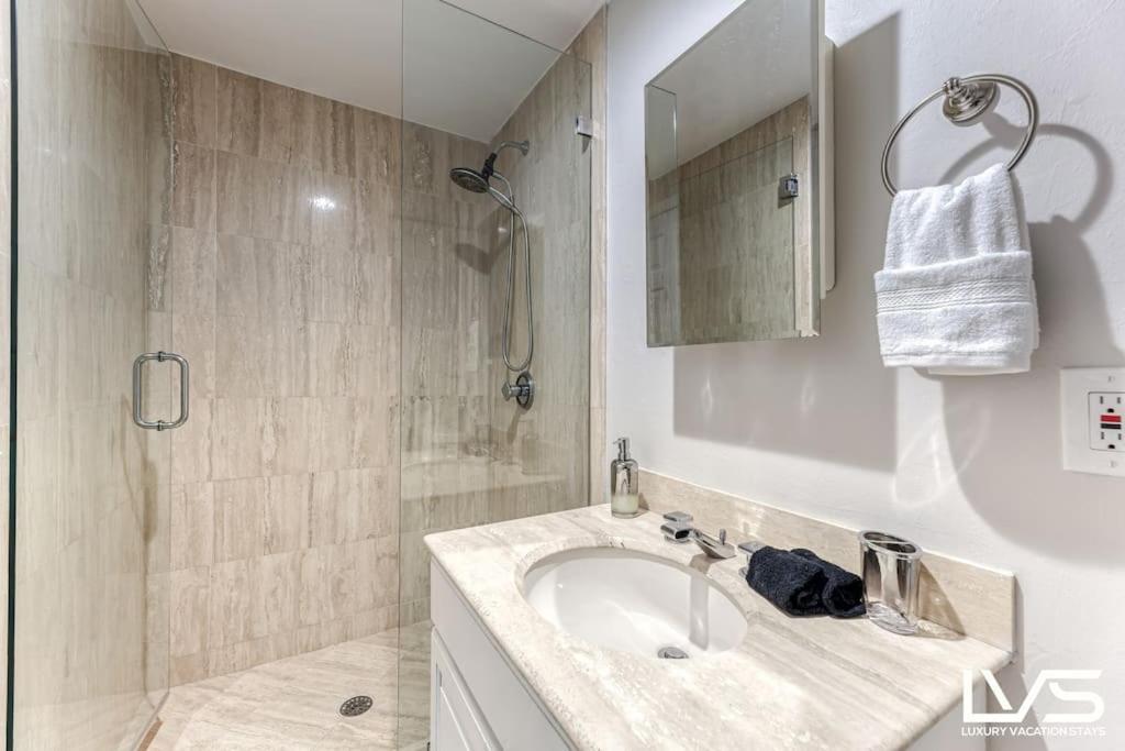 Villakey- Luxe Waterfront 5min To Holiday home