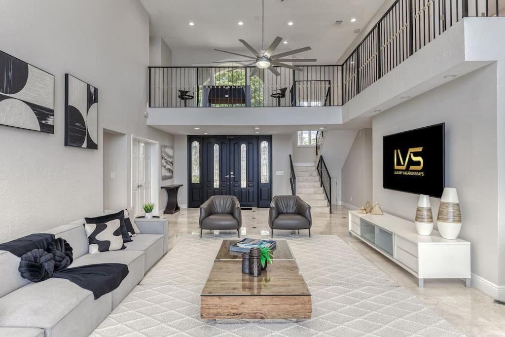 Villakey- Luxe Waterfront 5min To Holiday home