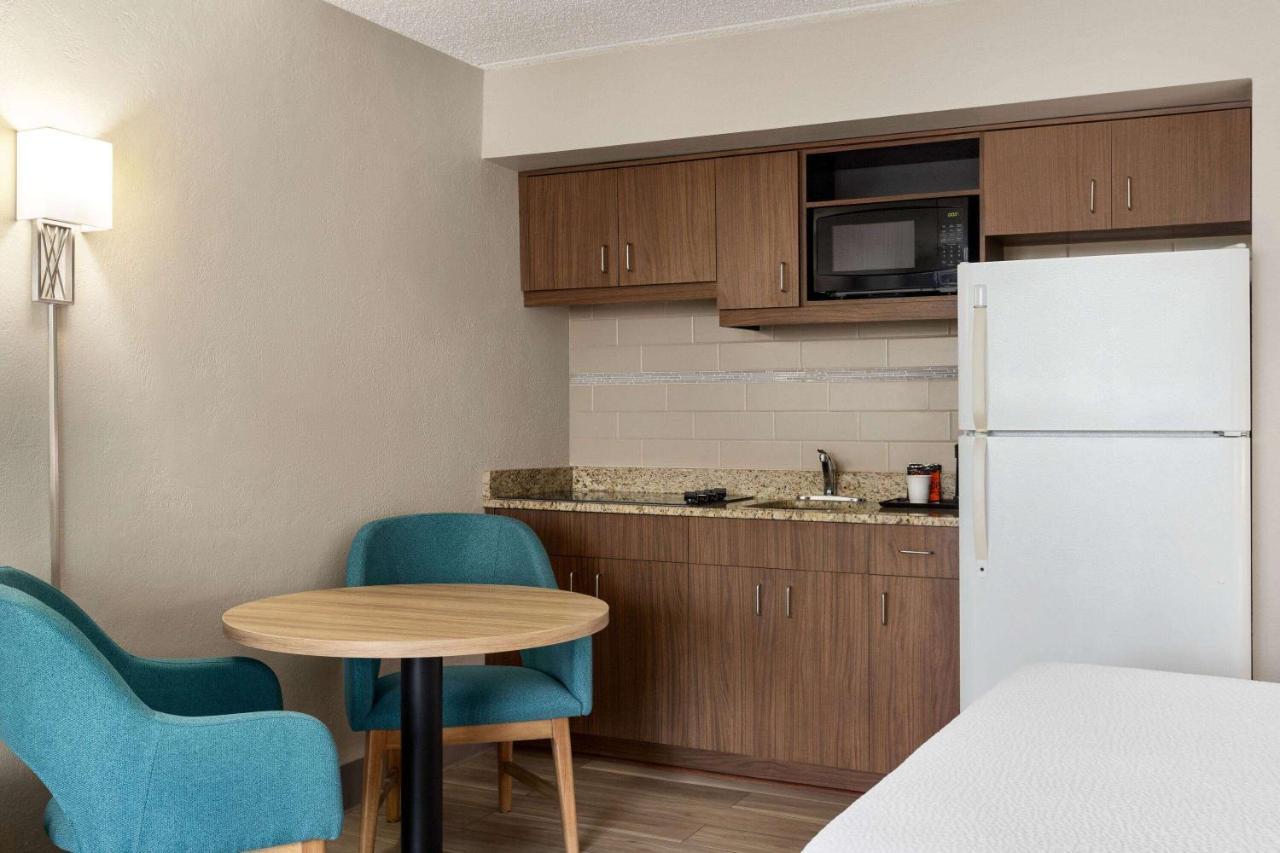 Days By Wyndham Cocoa Port Canaveral Motel