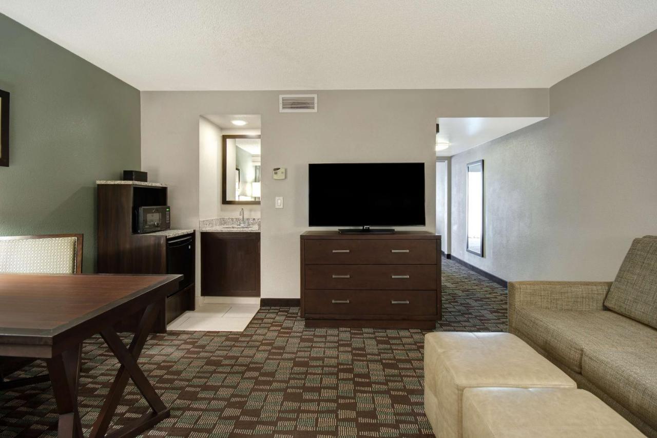 Hotel Embassy By Hilton Baymeadows