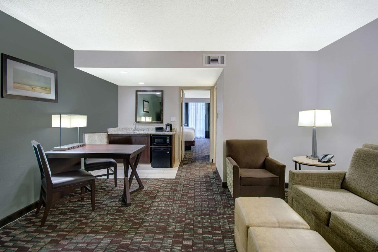 Embassy By Hilton Baymeadows Hotel