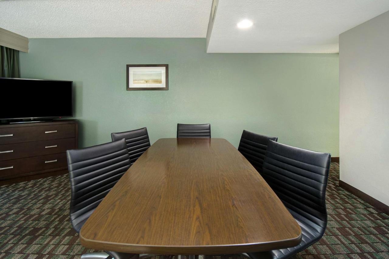 Hotel Embassy By Hilton Baymeadows