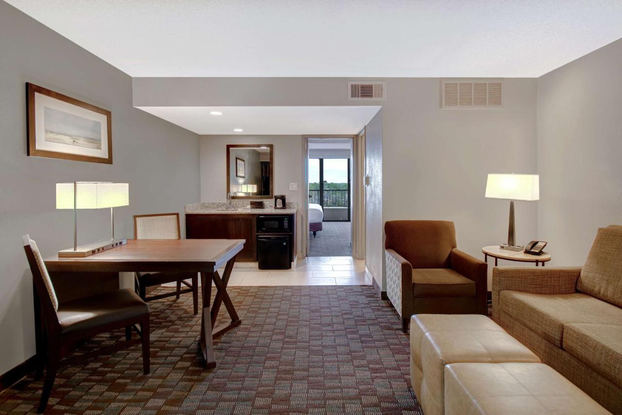 Hotel Embassy By Hilton Baymeadows