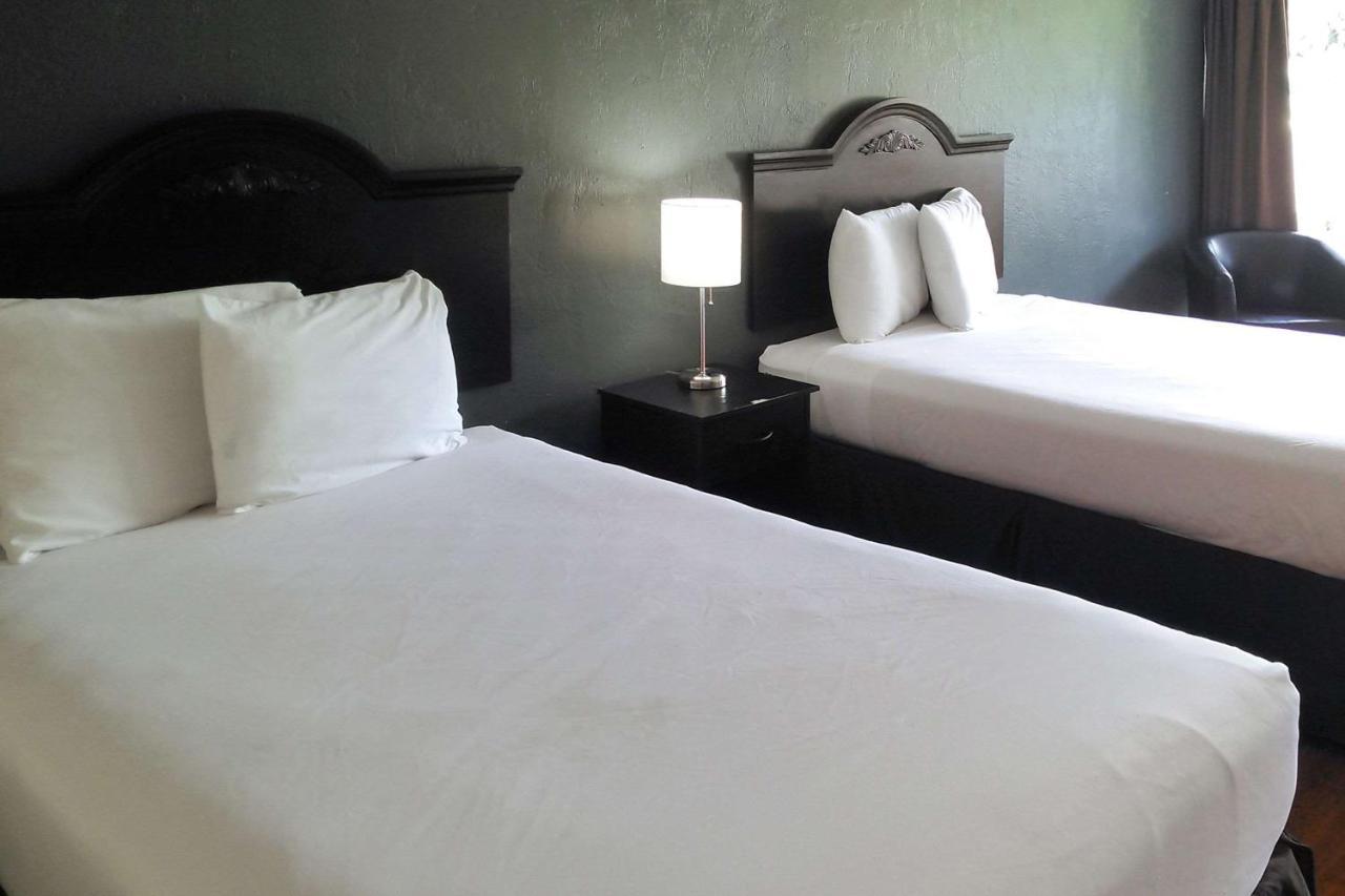 Econo Lodge *