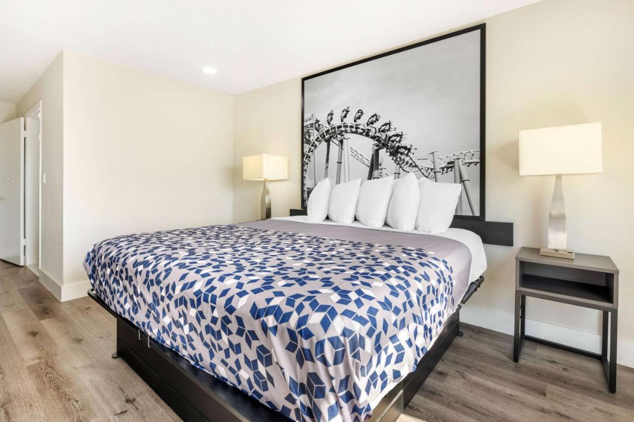 Super 8 By Wyndham Orlando Near Florida Mall