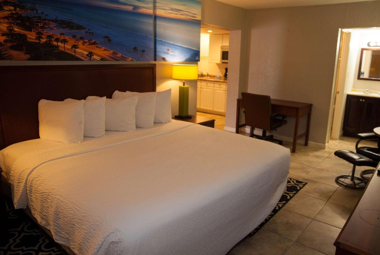 Hotel Days By Wyndham Cruiseport West At I-95/524