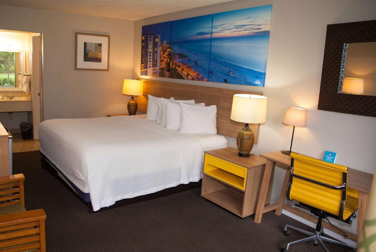 Hotel Days By Wyndham Cruiseport West At I-95/524 2*