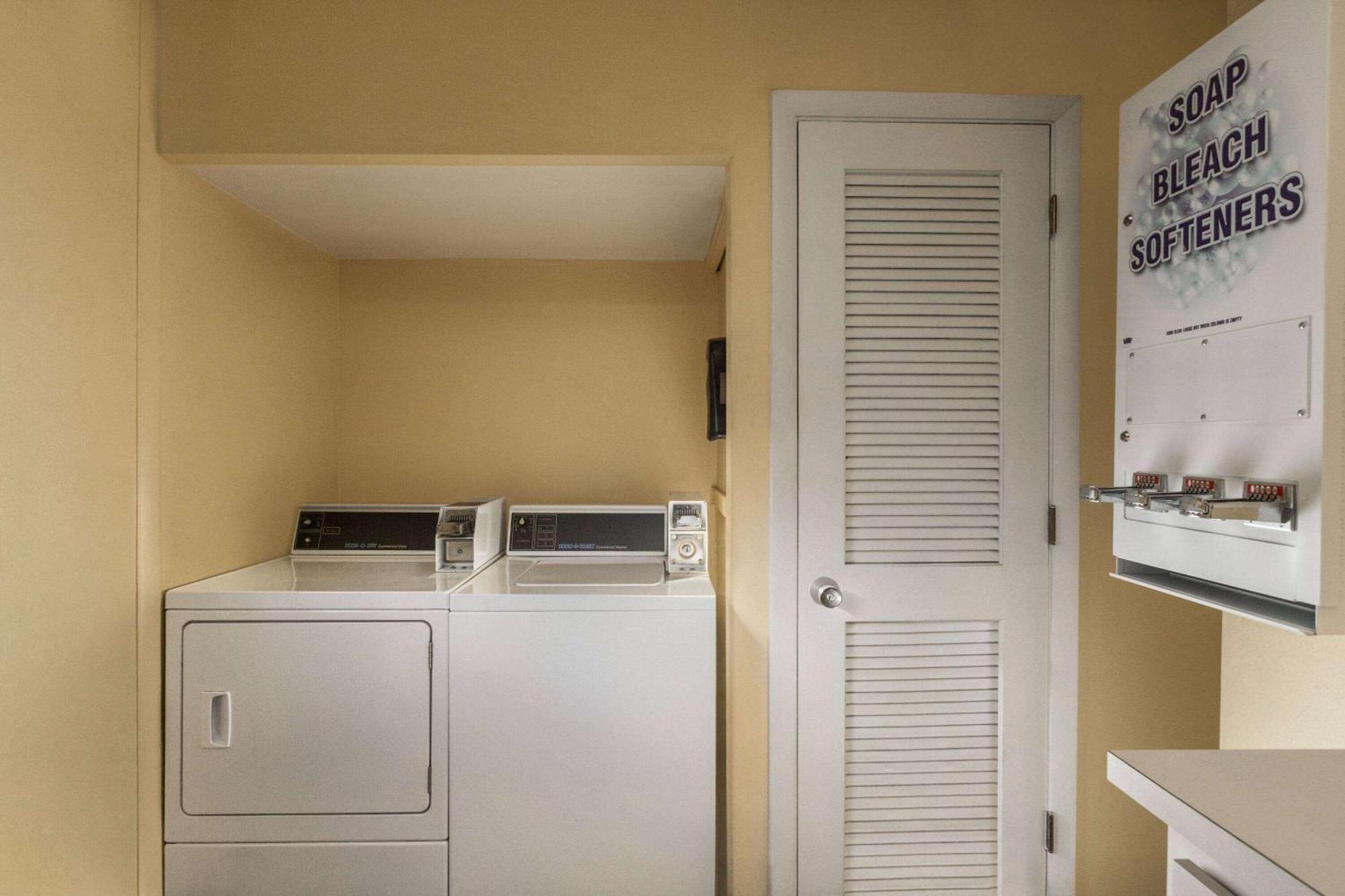 Motel Days By Wyndham Cocoa Port Canaveral 2*