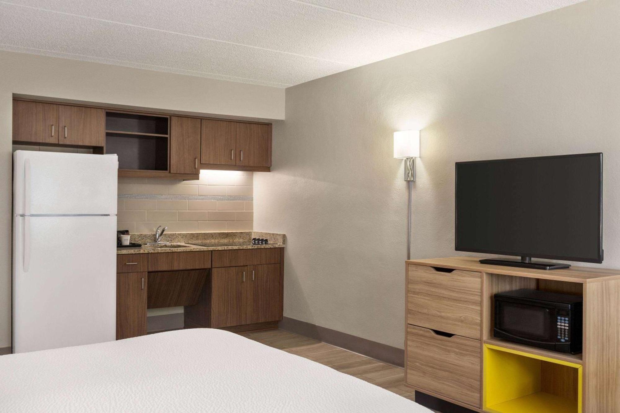 Motel Days By Wyndham Cocoa Port Canaveral Cocoa Beach